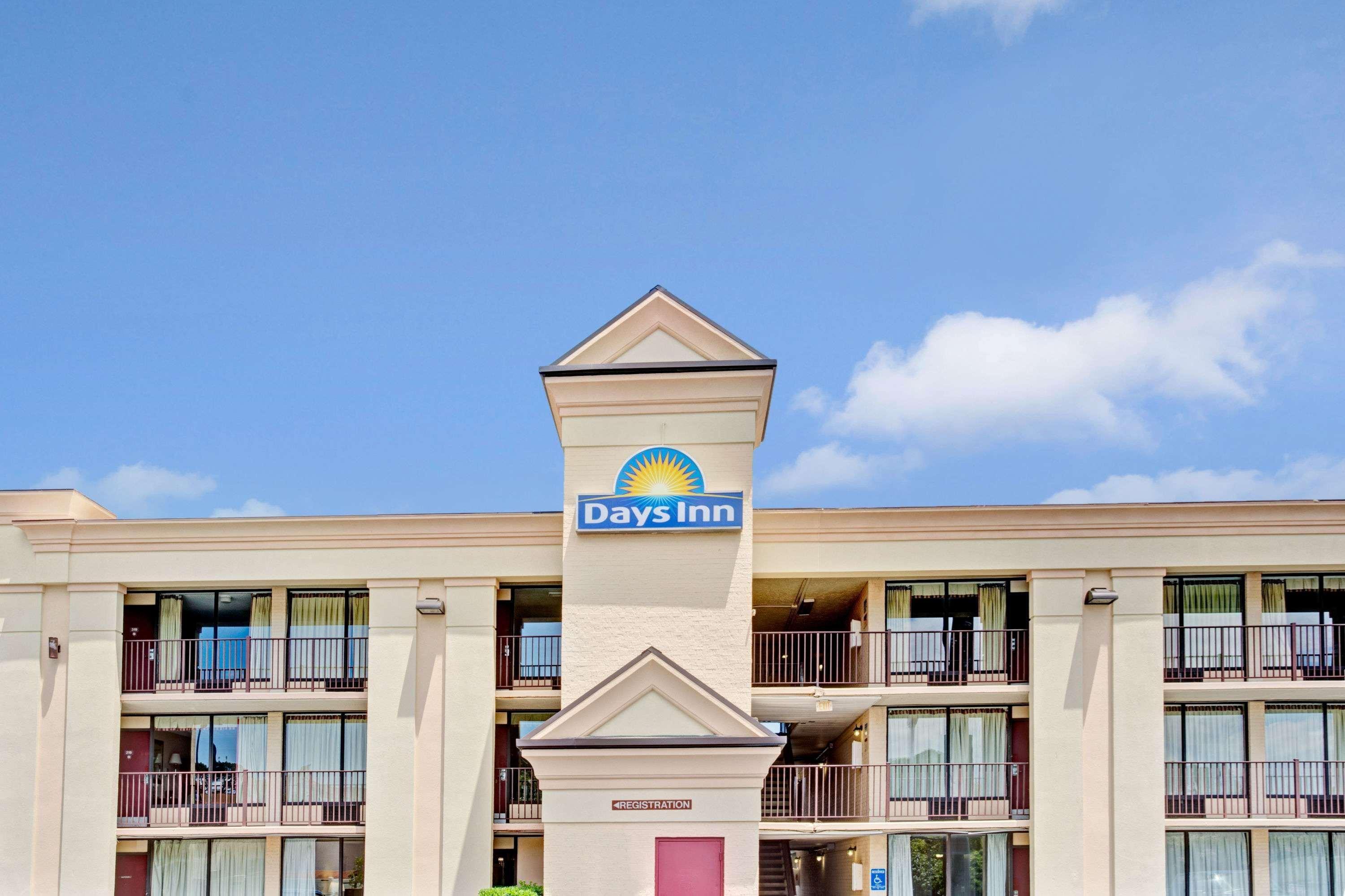 Days Inn By Wyndham Hampton Near Coliseum Convention Center Exterior photo