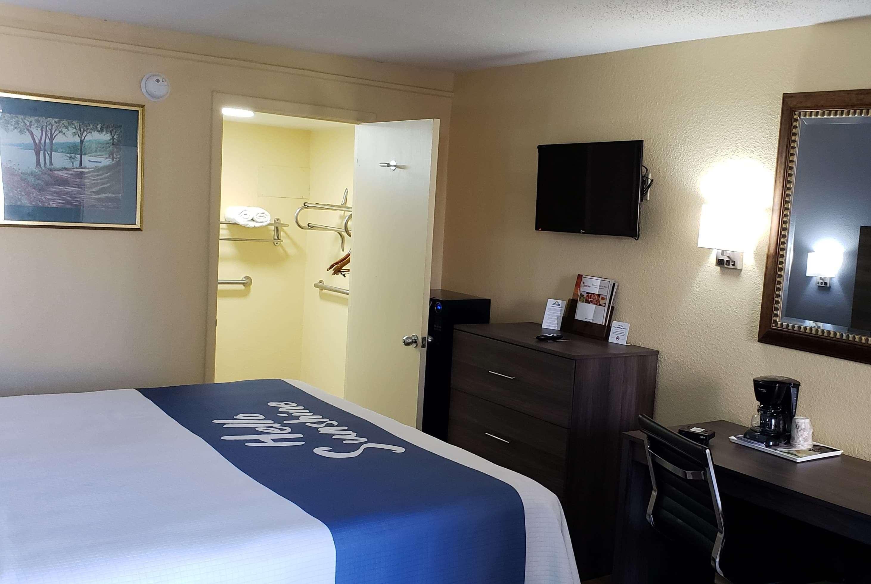 Days Inn By Wyndham Hampton Near Coliseum Convention Center Exterior photo